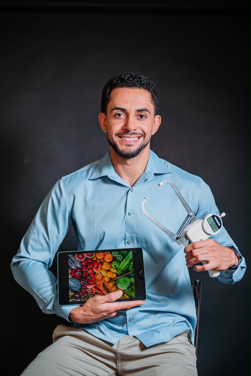 Pedro Henrique com adipômetro e plano nutricional